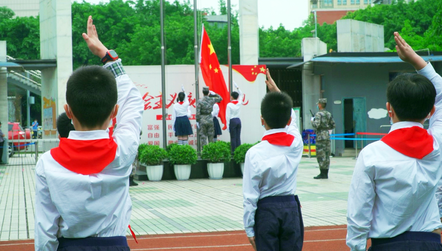 3、巴南区人武部用升国旗的形式为小学生们传递着对国旗的情、对祖国的爱，更传递着他们愿意用青春建设国防，用热血做国旗护旗手的热情。.jpg