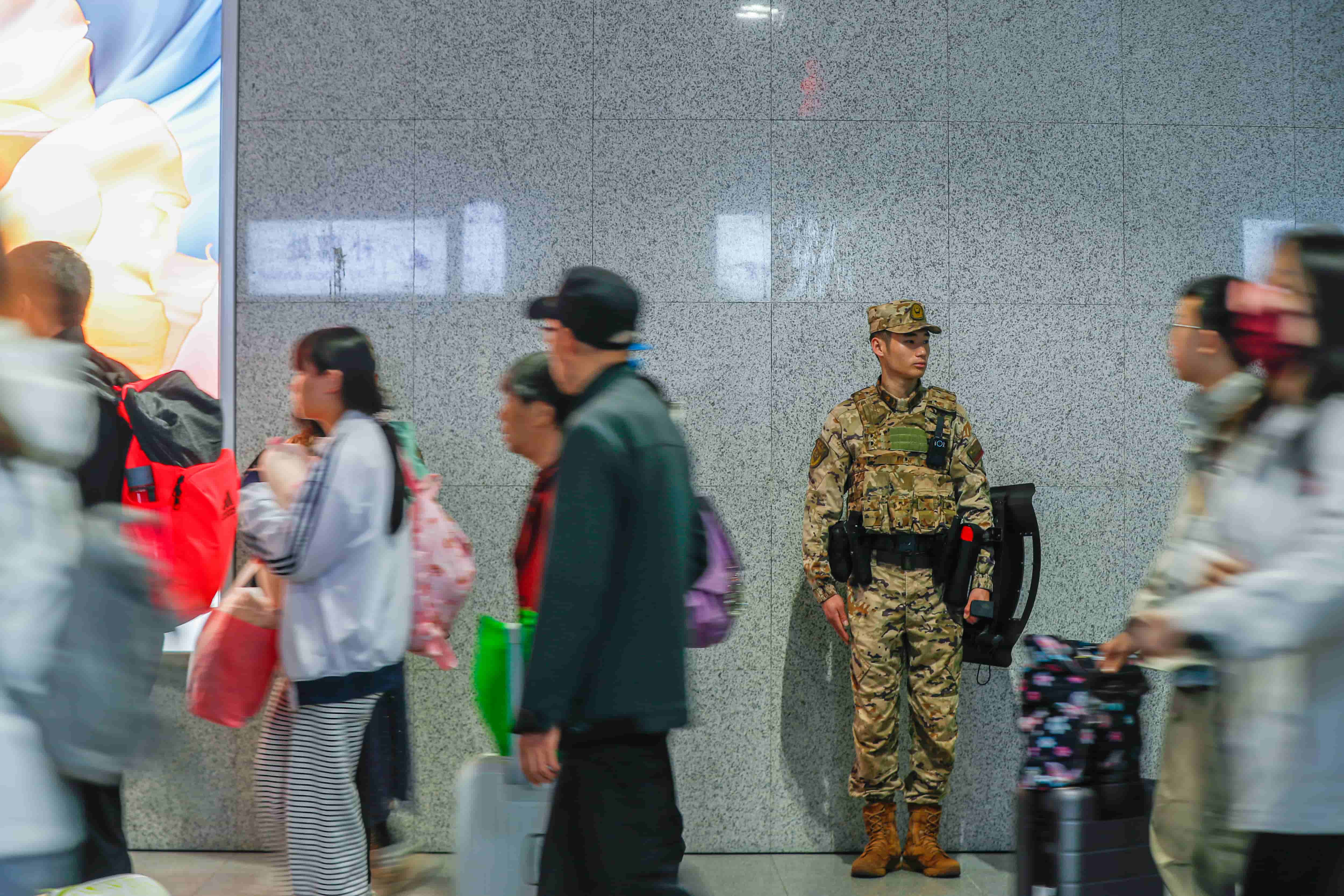 3.图为武警官兵在站内定点警戒。许校旗 摄.jpg