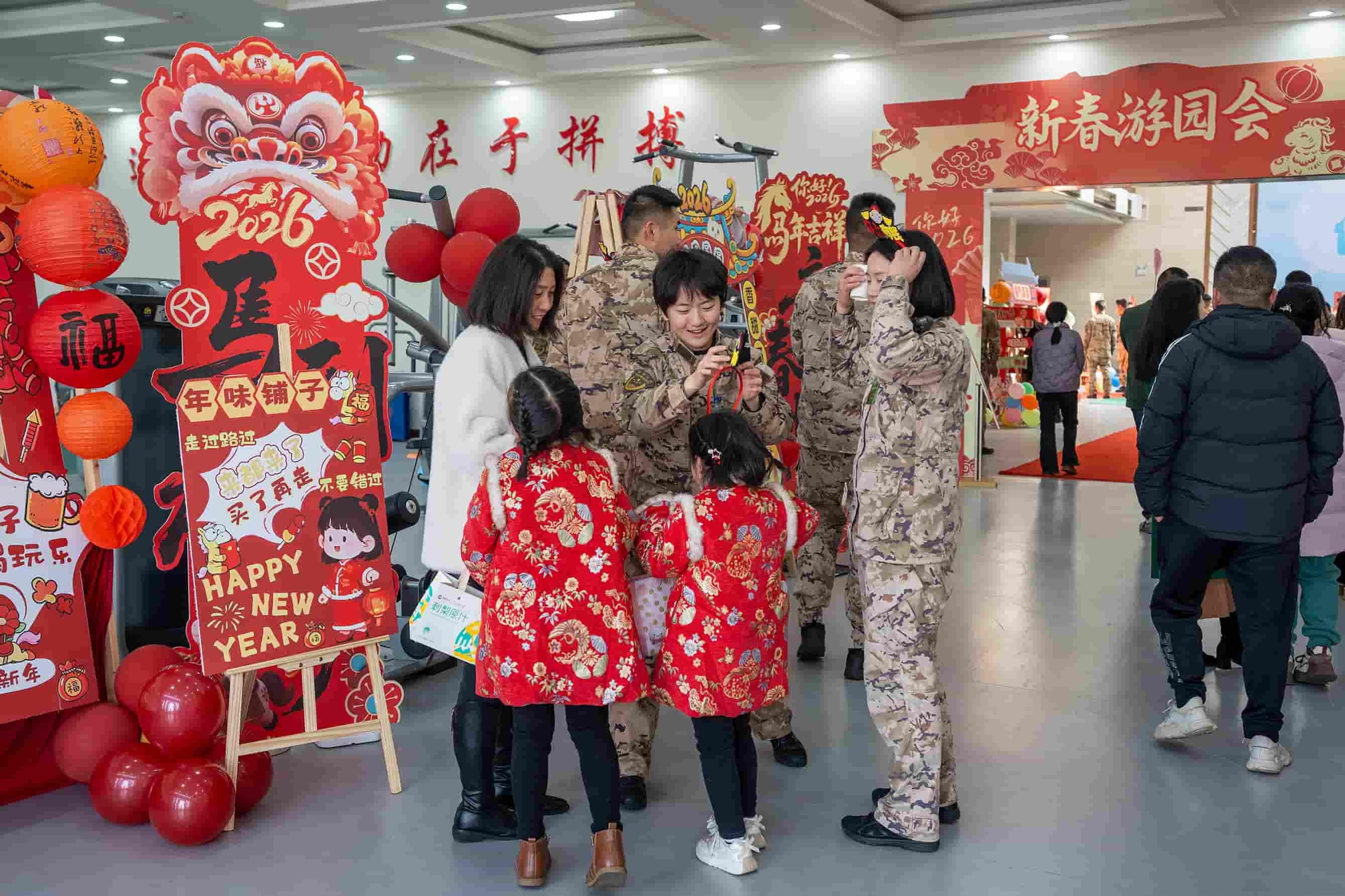 1军娃军嫂参加游园会  侯鲁晋 摄.jpg