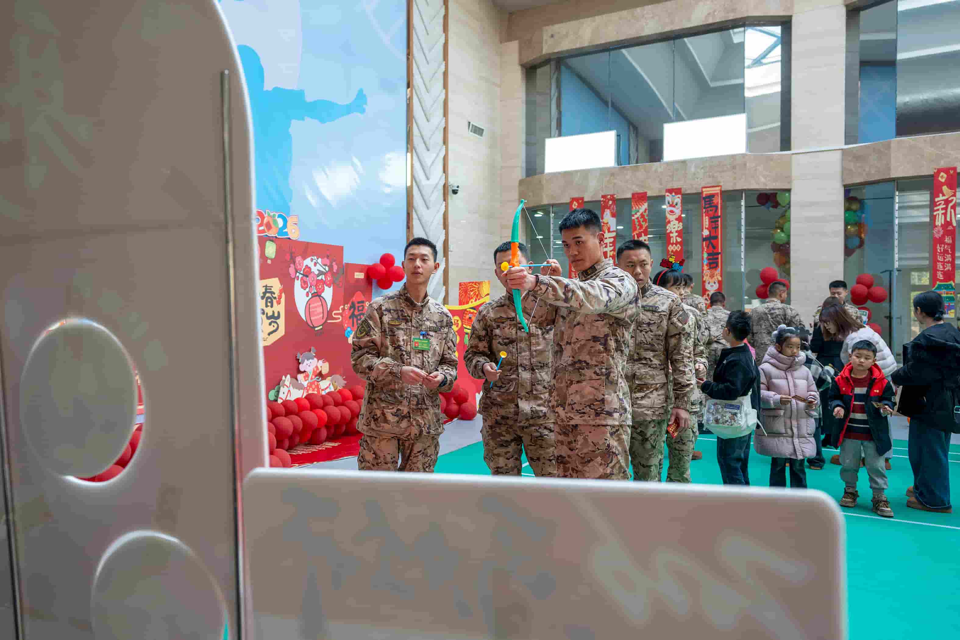 2官兵开展射箭活动  侯鲁晋 摄.jpg