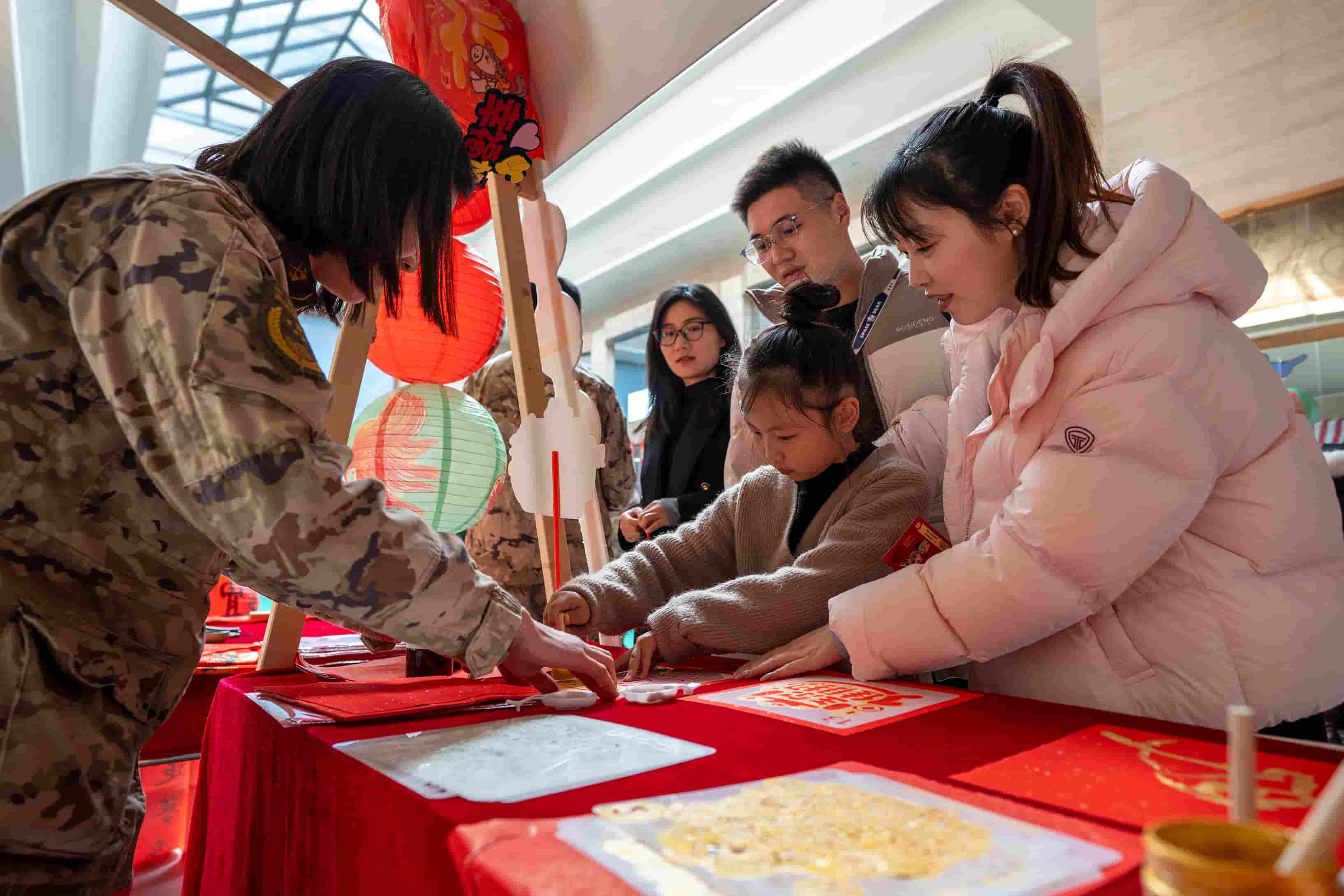 5军娃动手参与创作糖画  侯鲁晋 摄.jpg