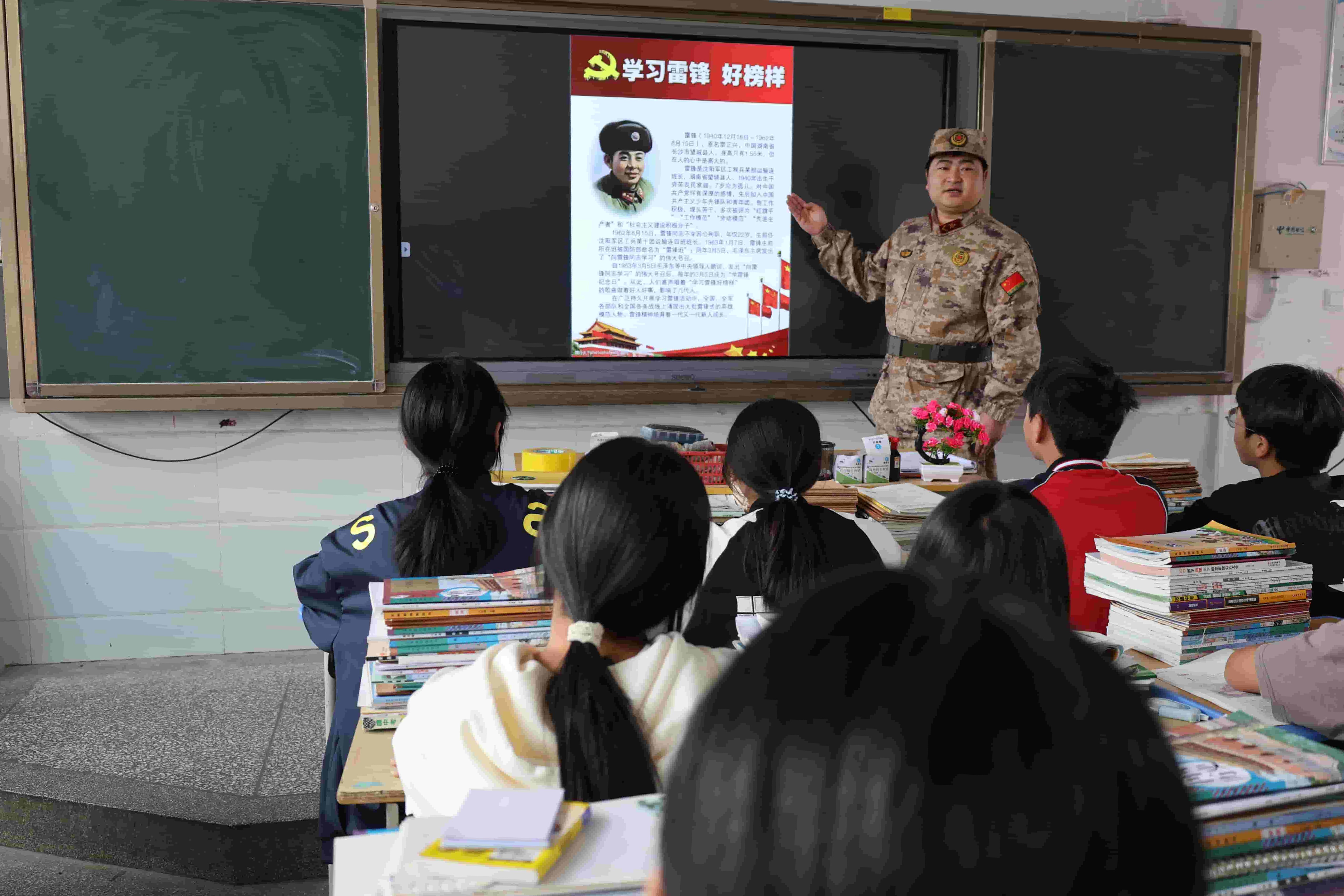 01讲述雷锋故事 (1).jpg