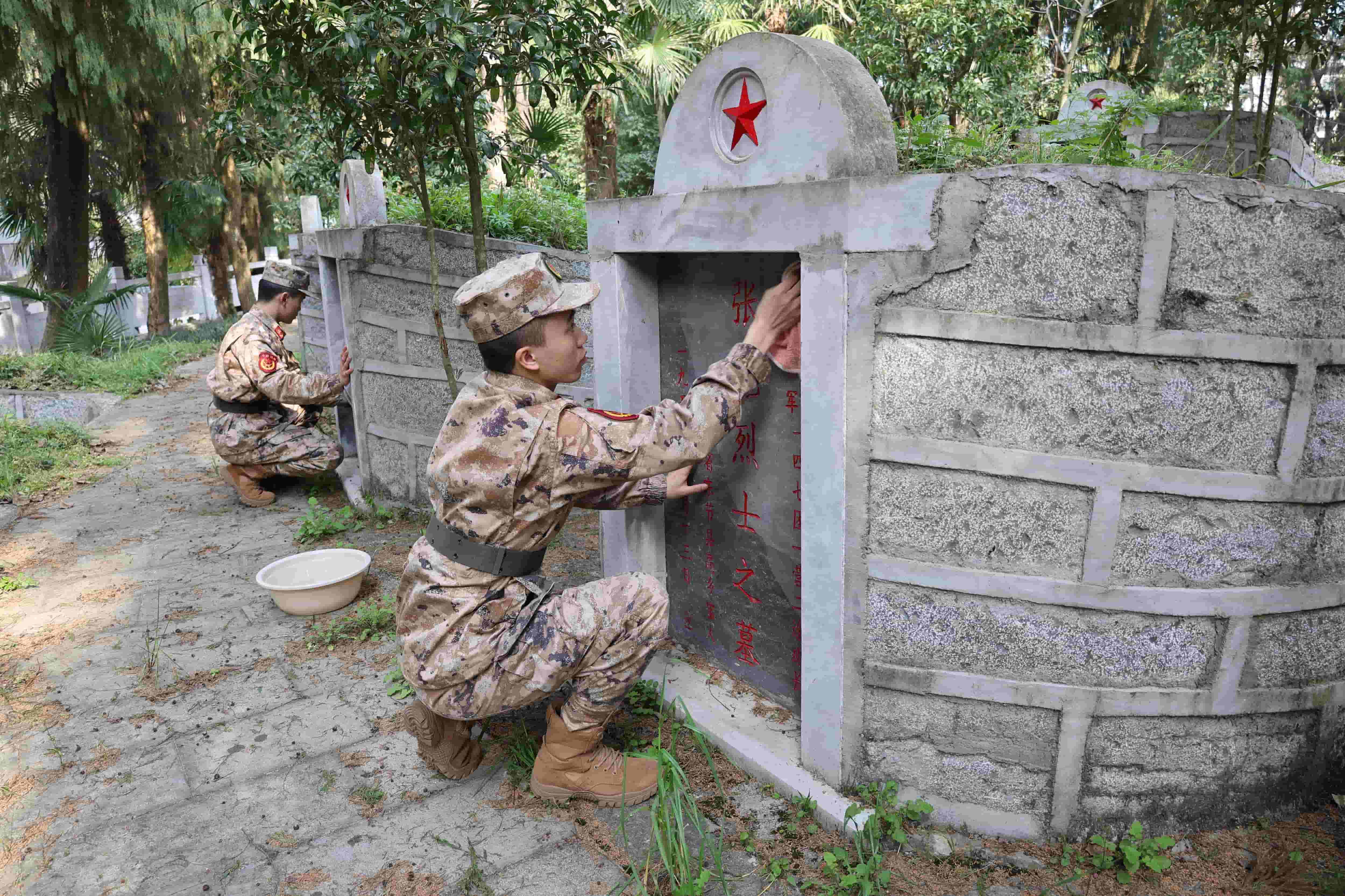 05擦洗烈士墓碑 (1).jpg