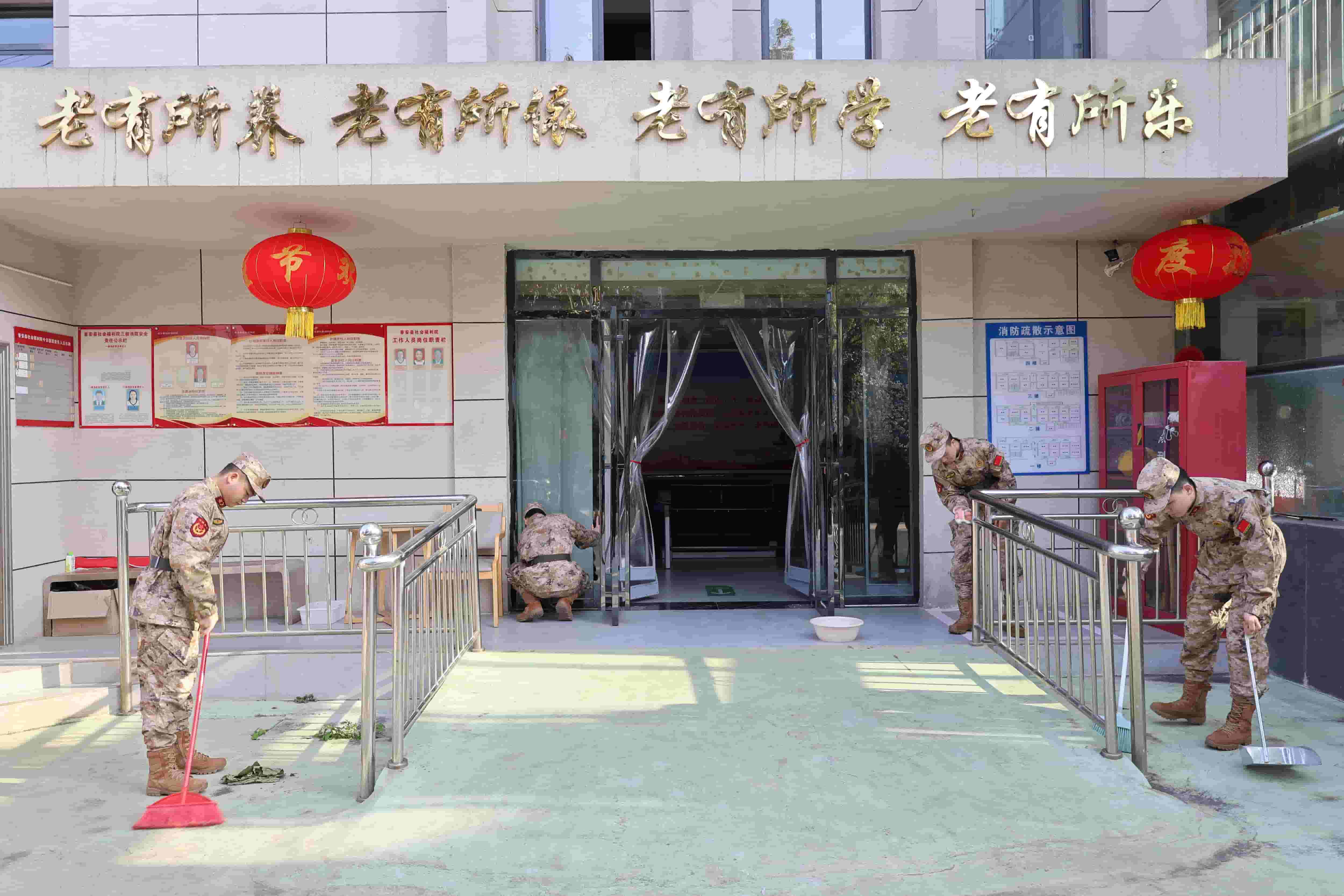 03在县社会福利院擦洗玻璃窗户 (1).jpg