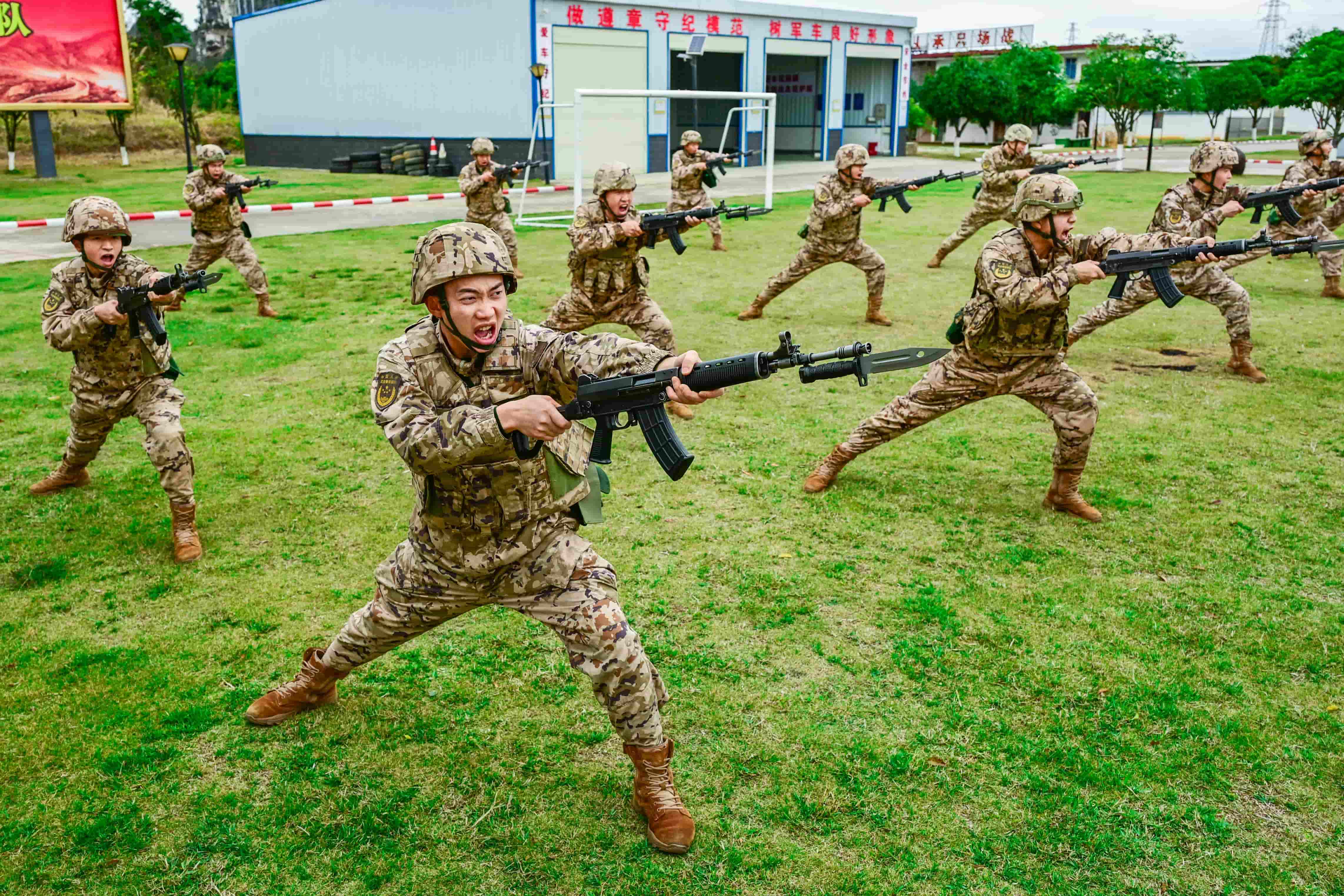 8.留队官兵将传承老兵精神，坚守岗位、再立新功。鄢佳辉 摄.jpg