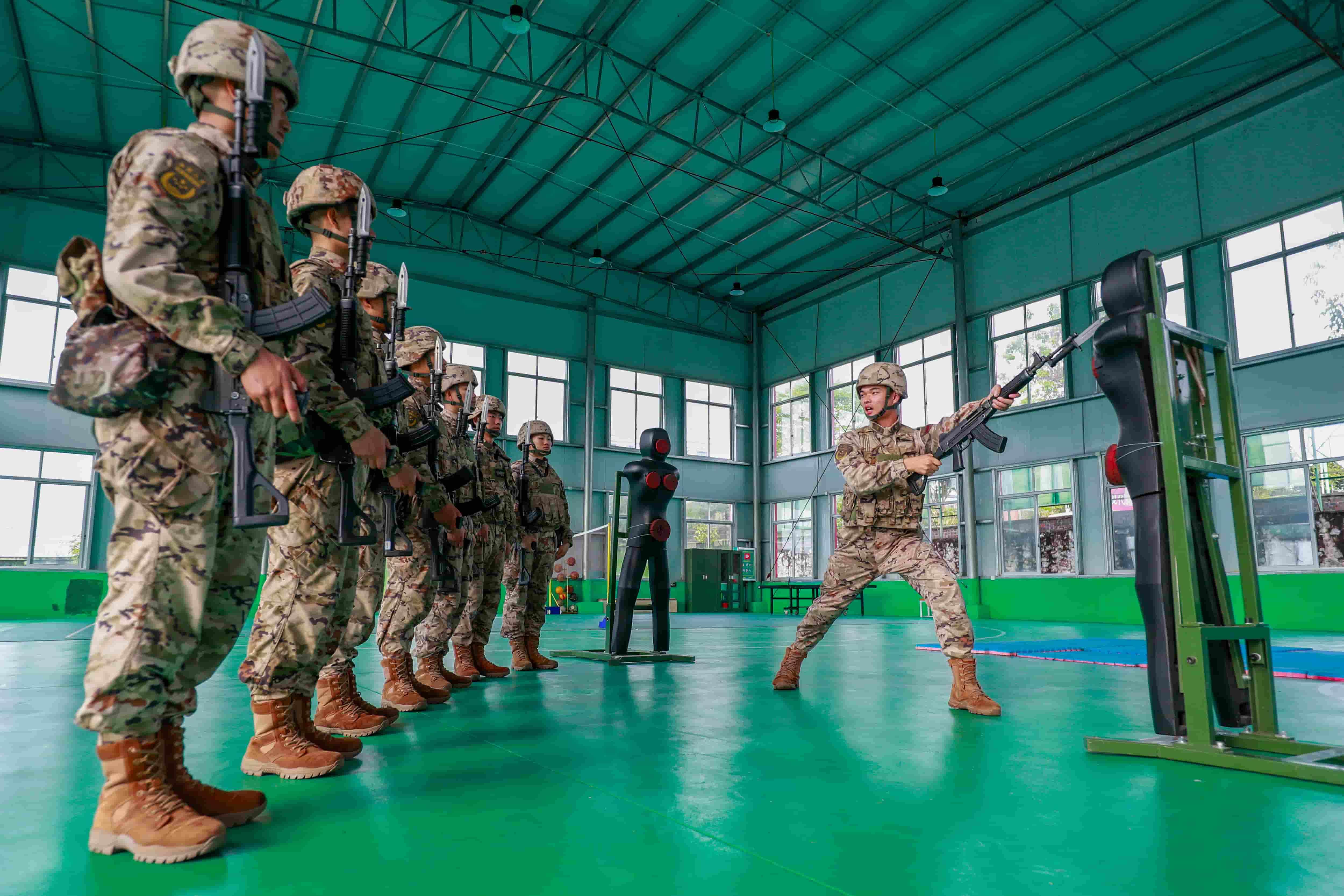 7、图为退役士兵在训练场开展传帮带。许校旗 摄.jpg