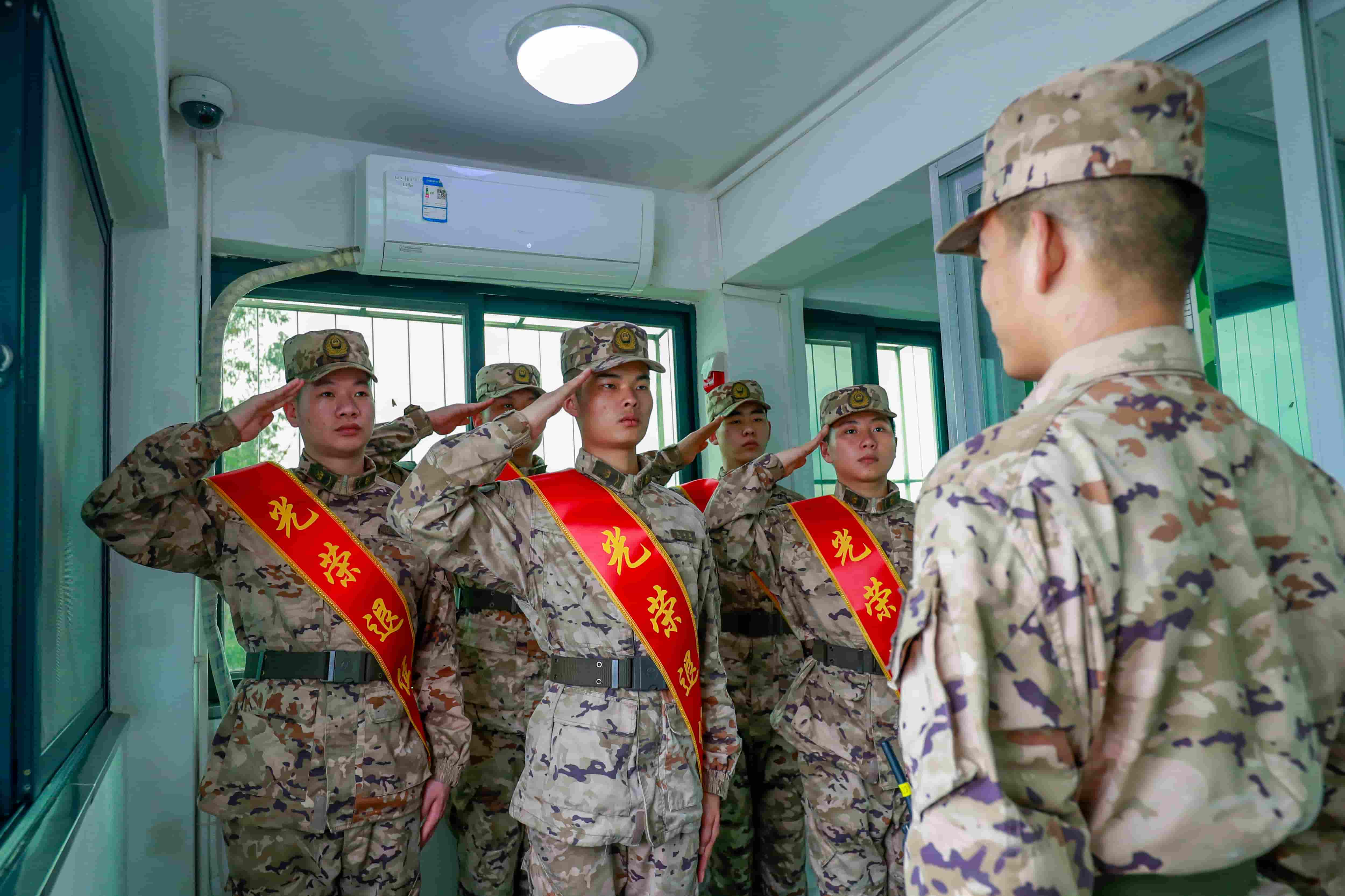 9、图为退役士兵向哨位敬礼告别。李章禄 摄.jpg