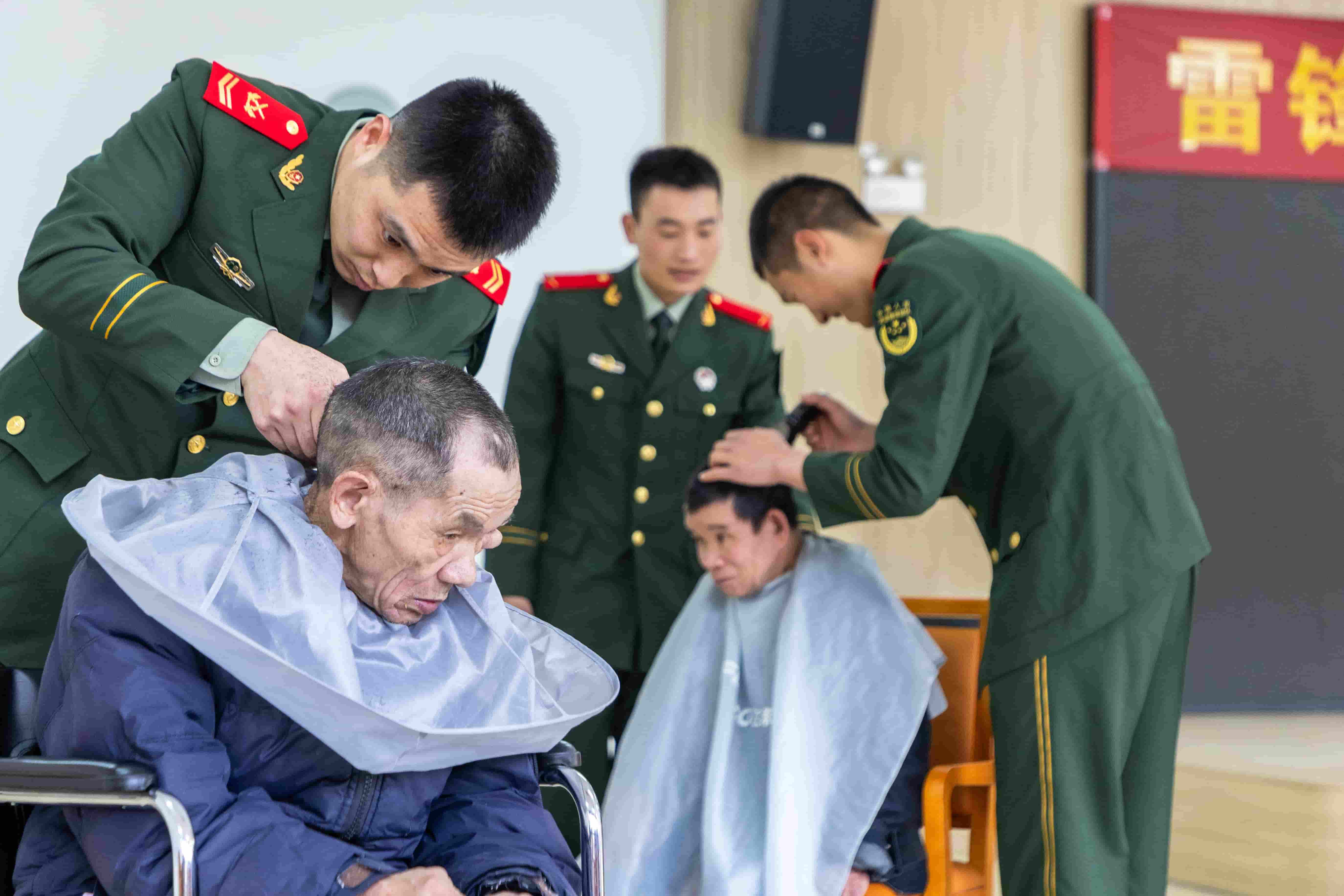 3月1日,武警广西总队桂林支队官兵在龙胜各族自治县福利院利用理发剪等工具帮助老人理发。屠凌烽 摄.jpg