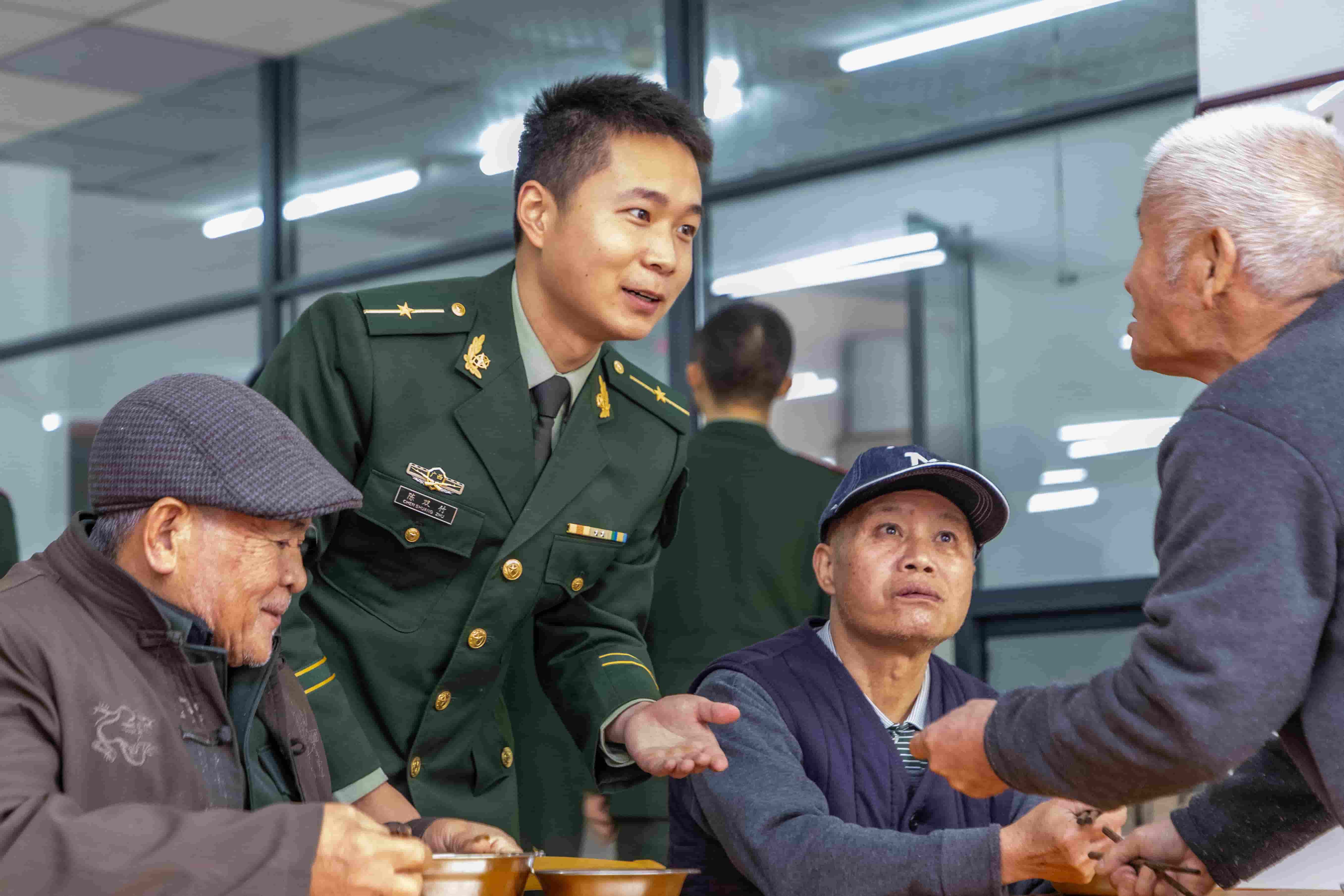 3月1日,武警广西总队桂林支队官兵在龙胜各族自治县福利院帮助老人解决生活困难。屠凌烽 摄.jpg