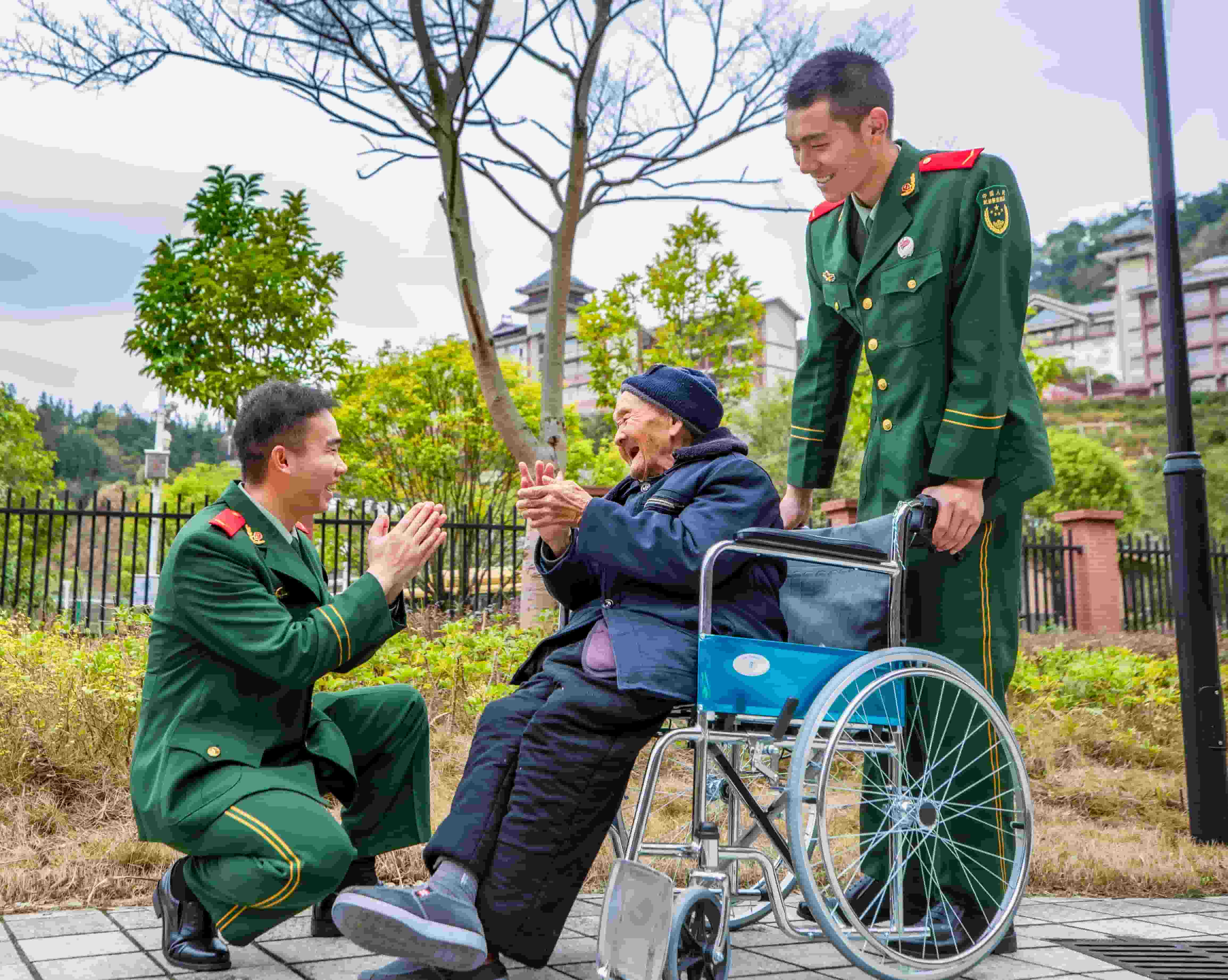 3月1日,武警广西总队桂林支队官兵在龙胜各族自治县福利院与老人聊天。余海洋 摄 (1).jpg