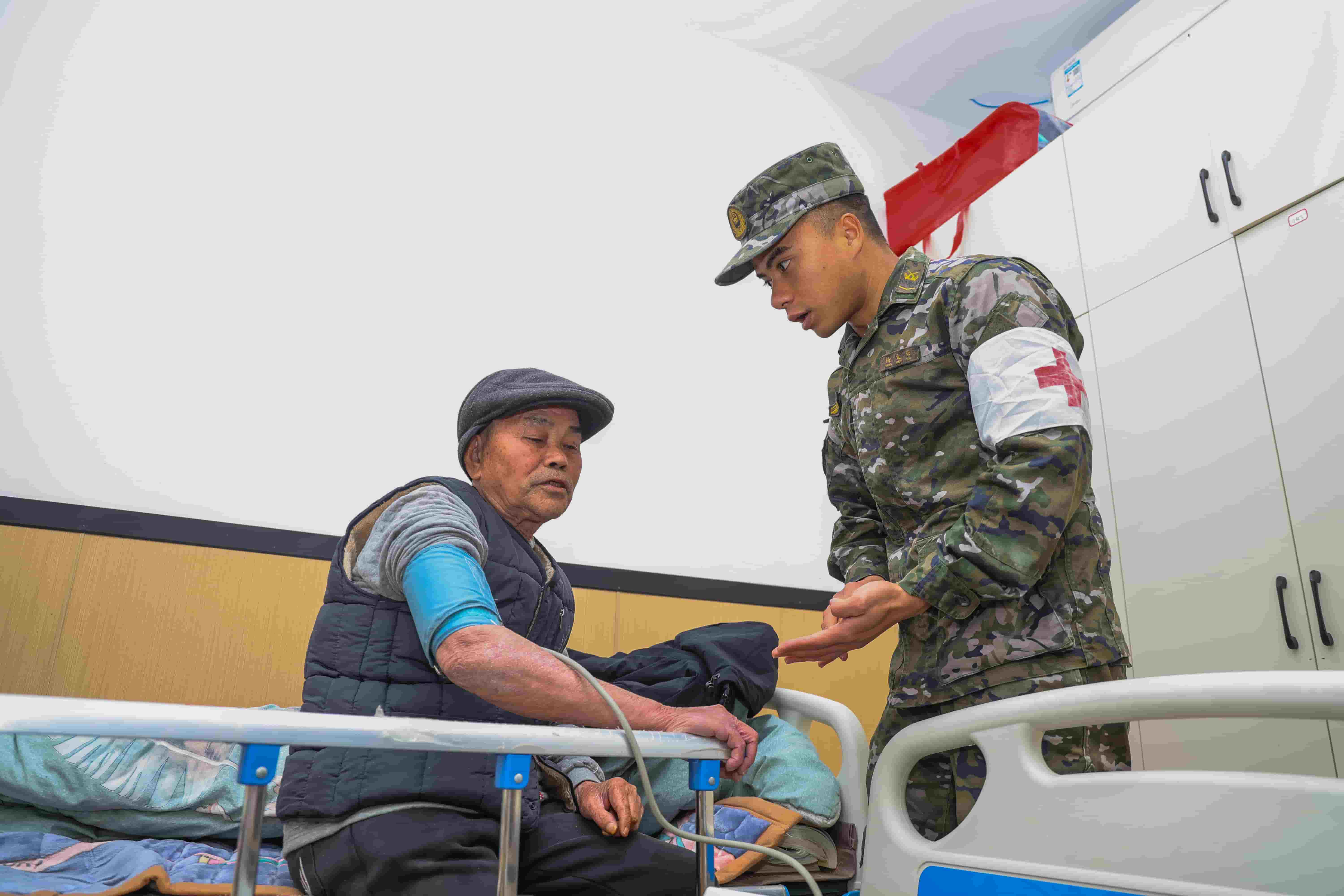 5、2026年3月3日，武警官兵为老人测量血压。.jpg