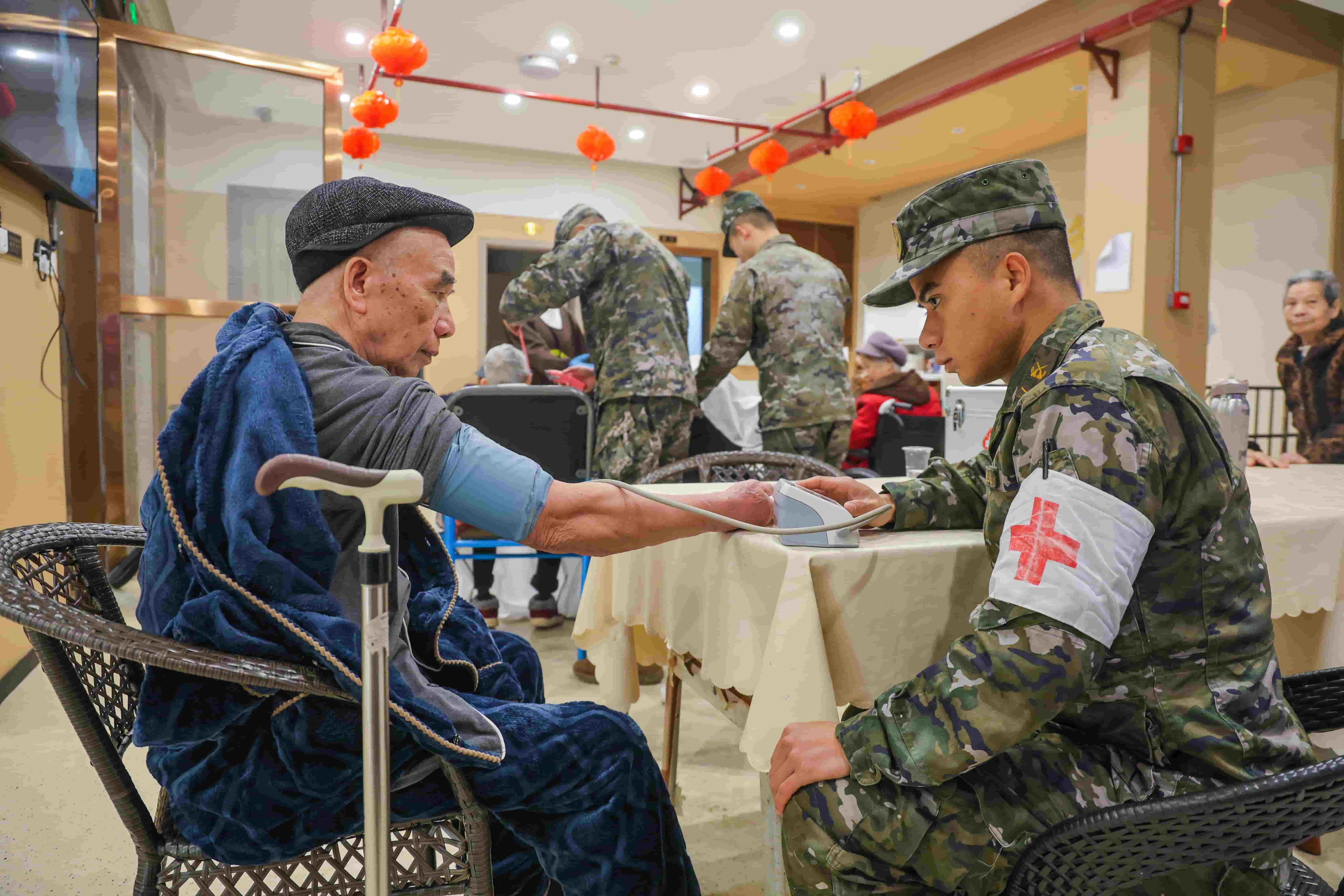 4、2026年3月3日，武警官兵为老人测量血压。.jpg
